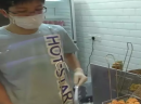 香港豪大大炸鸡排，整块鸡排直接下锅，号称店内鸡排一律不切